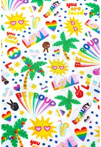 Tessuto colorato con motivi ripetuti: soli, palme, cuori e testo con frasi come "AMORE", "ESSERE ORGOGLIOSI" e "UGUAGLIANZA."