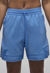 Blå atletiske shorts lavet af letvægtsstof, med elastisk talje, snøre og teksturerede sideaccenter.