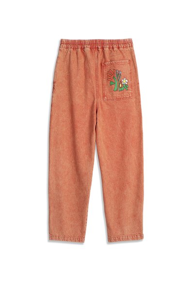 Hrdzavoružové nohavice s elastickým pásom a jedným zadným vreckom, na ktorom je farebná kvetinová výšivka na bielom pozadí.