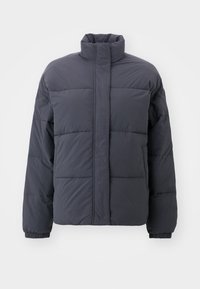 Doudoune gris foncé avec un col montant, présentant un design matelassé, des poignets élastiques et sans fermetures visibles. Tissu doux et texturé.