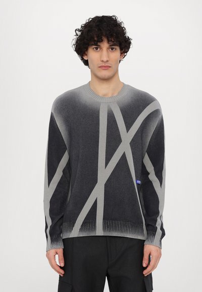 Sivi pulover s gradijentnim dizajnom i apstraktnim svijetlosivim linijama. Riblje ovratnik i manšete, meka tekstura.