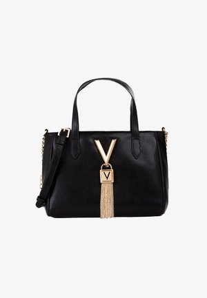 Borsa a mano in pelle nera con doppi manici superiori, dettaglio a V in tonalità oro, lucchetto e nappe a catena. Dotata di tracolla removibile.