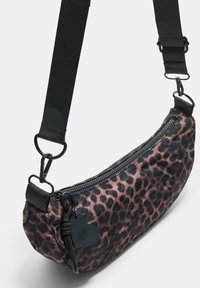 Borsa a spalla in tessuto a fantasia leopardata, con zip nera, tracolla regolabile e dettagli testurizzati per una presa migliore.
