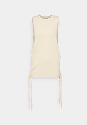 Top sin mangas en color crema, fabricado con un tejido texturizado, que presenta lazos laterales para un ajuste ajustable y un escote redondo. Diseño ligero y casual.