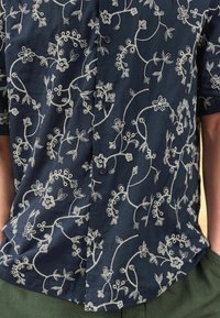 Next EMBROIDERED TEXTURE SHORT SLEEVE  - REGULAR FIT - Vapaa-ajan kauluspaita - navy blue
