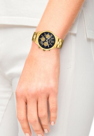 Goldfarbener Metallarmbanduhren mit schwarzem Zifferblatt, drei Unterzifferblättern und goldenen Akzenten. Das armbandähnliche Armband ergänzt das runde Zifferblatt der Uhr.