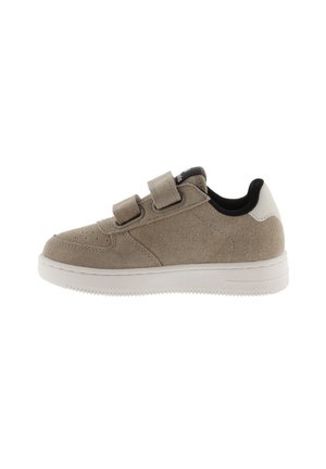 Zapatilla de ante beige con suela de goma blanca, doble tira de Velcro y forro negro. Presenta costuras mínimas y un diseño de punta redondeada.