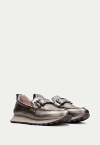 Metallisch bronzen sneakers met een textured leren afwerking. Voorzien van een dubbele band met een zilveren gesp en een dikke zwarte rubberen zool.