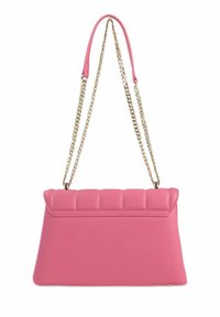 Borsa a mano in pelle rosa con un design strutturato, dettaglio superiore trapuntato e tracolla in oro. Texture liscia e fondo piatto per stabilità.