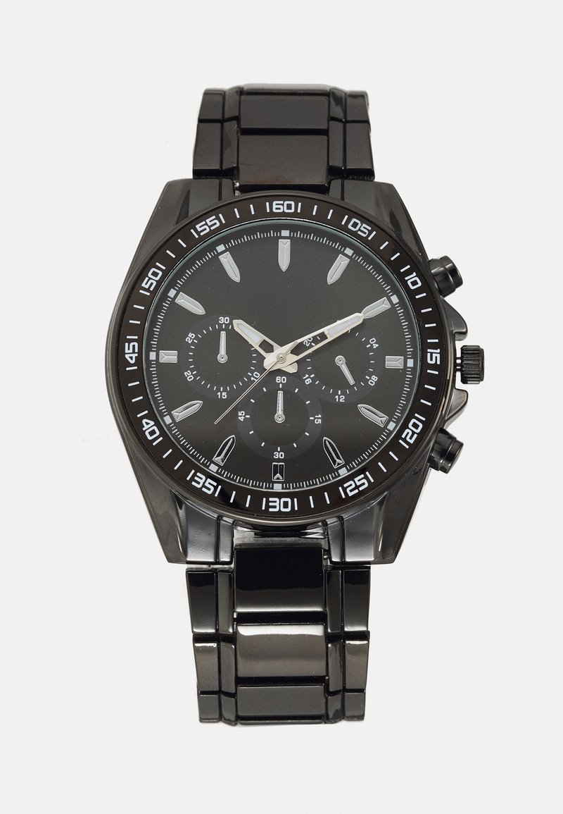Montre-bracelet chronographe noire avec un bracelet en acier inoxydable, cadran noir texturé, repères blancs et trois sous-cadrans pour le suivi du temps.