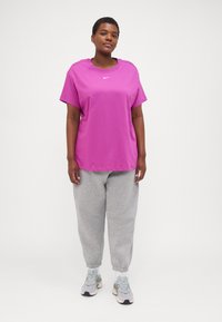 Nike Sportswear TEE - Jednoduché tričko - hot fuchsia/white