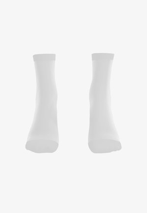 Calzini bianchi alla caviglia con una texture liscia e un polsino elasticizzato, caratterizzati da un design semplice e lineare senza motivi o decorazioni.