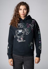 Zwarte hoodie met een grafisch ontwerp featuring een personage en tekst. Gemaakt van zachte materialen, met ribgebreide manchetten en zoom. Illustraties in meerdere kleuren.