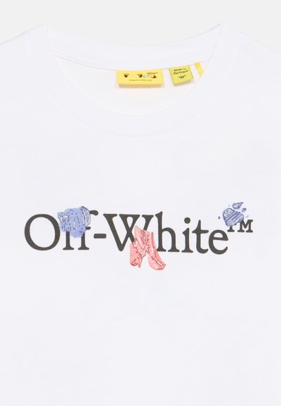 Λευκό T-shirt με το "Off-White" τυπωμένο μαύρο και πολύχρωμα γραφικά patches κοντά στα γράμματα, συν κίτρινα ετικέτες της μάρκας μέσα στον γιακά.