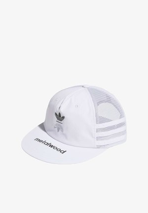 Gorra de béisbol blanca con parte trasera de malla, con un logo plateado y texto "metalwood" en la visera. Visera plana, diseño estructurado.