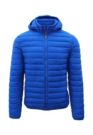 Giacca puffer isolata blu con zip frontale, cappuccio e pannelli orizzontali cuciti. Il materiale appare liscio con una texture morbida.