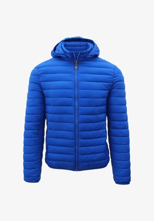 Giacca puffer isolata blu con zip frontale, cappuccio e pannelli orizzontali cuciti. Il materiale appare liscio con una texture morbida.
