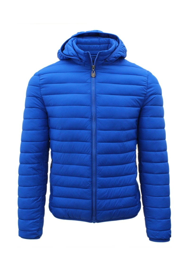 Giacca puffer isolata blu con zip frontale, cappuccio e pannelli orizzontali cuciti. Il materiale appare liscio con una texture morbida.