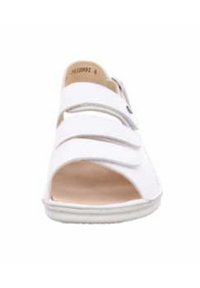 Weiße Slipper-Sandalen mit drei verstellbaren Riemen, offenem Zehenbereich, strukturiertem Profil und einer neutralfarbenen gepolsterten Innensohle.