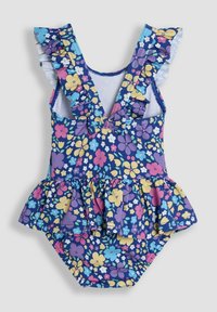 Floralni kupaći kostim s volanima na naramenicama, koji sadrži ljubičaste, ružičaste, žute i plave cvjetove na tamnoplavoj pozadini. Dizajn s peplum donjim dijelom.