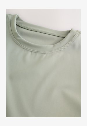 Lichtgroen shirt met korte mouwen en een ronde halslijn. Zachte, gladde stof met zichtbare stikseldetails rond de kraag.