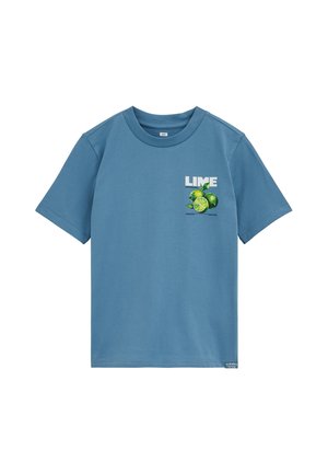 Blaues Baumwoll-T-Shirt mit kurzen Ärmeln. Auf der Vorderseite ist eine Grafik von Limetten und der Schriftzug "LIME" in Weiß zu sehen. Klassischer Rundhalsausschnitt.