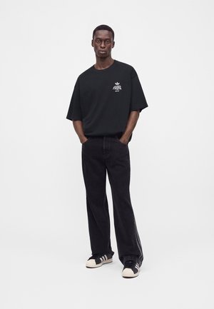 adidas Originals, BERLIN TEE UNISEX - Trükipildiga T-särk - core black