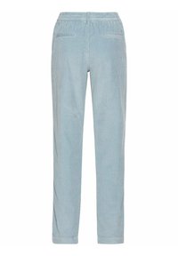 Pantalon en velours côtelé bleu clair avec taille élastique et poches passepoilées arrière, jambes droites et ourlets retroussés.