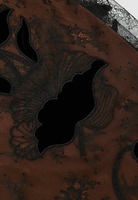 Juoda gėlių nėriniai su veliūro akcentais ant tamsiai rudo tinklo pagrindo, su sudėtingais raštais ir detaliais kraštais.