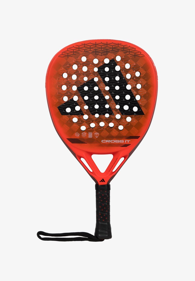 Rode padelracket met een diamantvormig blad, zwarte accenten, geperforeerd oppervlak en een gestructureerde zwarte grip met een polsband.