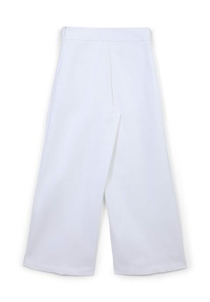 Pantalon blanc à jambes larges avec une texture lisse, doté d'une fermeture éclair latérale, d'une ceinture ajustée et de deux plis avant pour plus de détails.