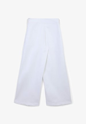Pantaloni a gamba larga bianchi con una texture liscia, dotati di cerniera laterale, vita sagomata e due pieghe frontali per un dettaglio aggiuntivo.