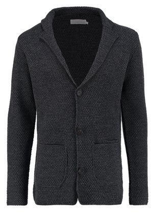 Cárdigan de punto gris oscuro con un patrón texturizado, cuello con solapa, tres botones y dos bolsillos frontales. Tejido suave y diseño casual.