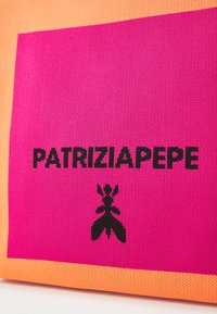 Torebka na szydełku z różowym kwadratem z napisem "PATRIZIA PEPE" w czarnym kolorze i czarnym herbem owada, otoczona pomarańczowym akcentem.