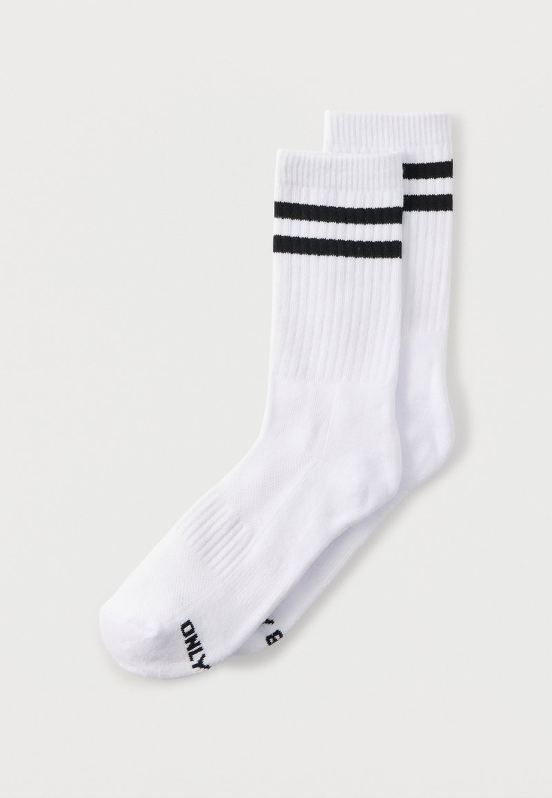 Chaussettes de sport blanches avec deux bandes horizontales noires, texture côtelée et bout renforcé avec "ONLY" imprimé en noir.