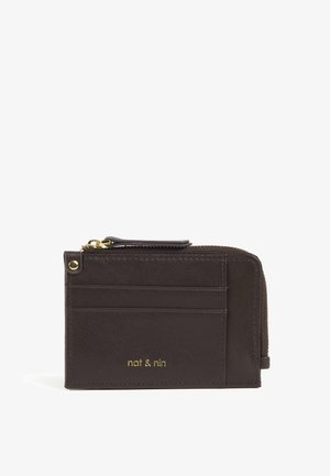 Portefeuille en cuir marron foncé avec une section zippée, plusieurs emplacements pour cartes et un logo doré. Présente une texture lisse et un design minimaliste.