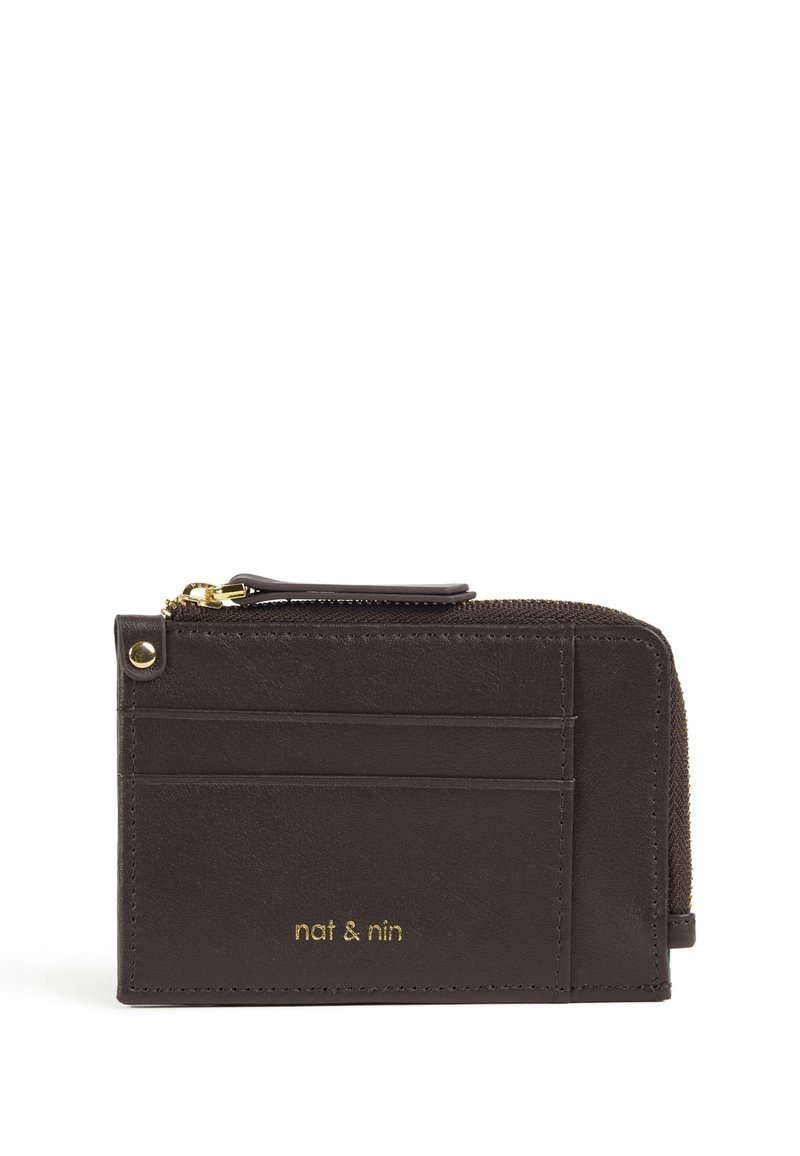 Tmavohnedá kožená peňaženka so sekciou na zips, viacerými priehradkami na karty a zlatým logom. Vyznačuje sa hladkou textúrou a minimalistickým dizajnom.