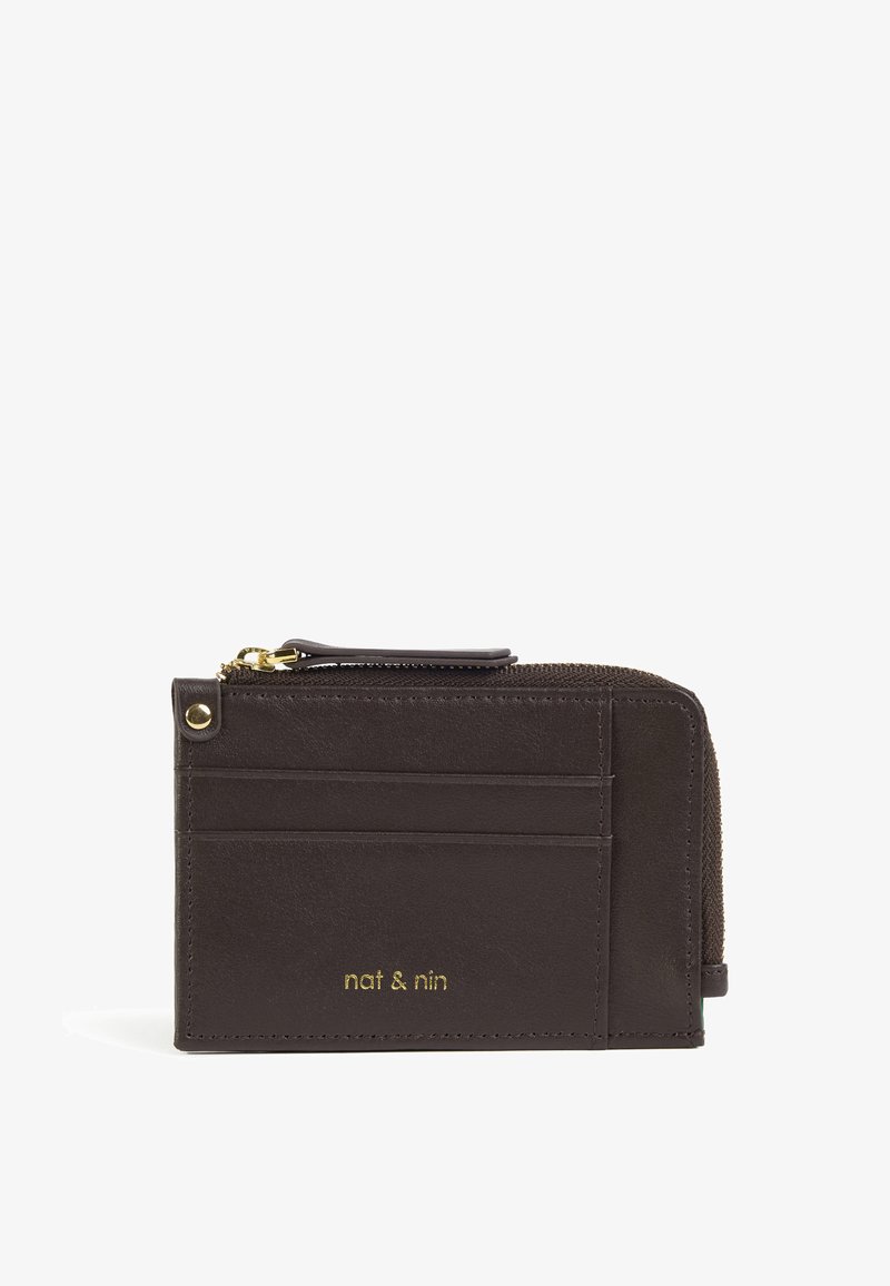 Tmavohnedá kožená peňaženka so sekciou na zips, viacerými priehradkami na karty a zlatým logom. Vyznačuje sa hladkou textúrou a minimalistickým dizajnom.