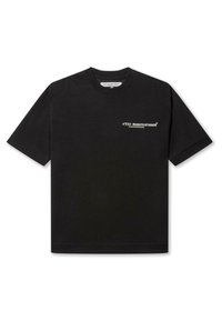 Sort bomulds t-shirt med korteærmer og rund halsudskæring. Fronten har hvid tekst med japanske tegn og "IRASUTO STUDIOS" logo.