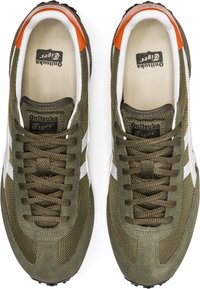 Olivgröna sneakers med vita och orange detaljer, nät- och mockamaterial, texturerade snören och förstärkta gummisulor.