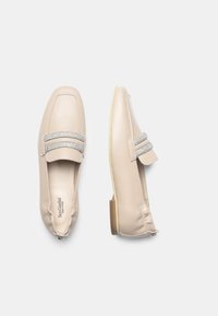 Beige læder loafers med to sølvstribede accenter og en flad, træhælhøj. Glat tekstur og forlænget form.
