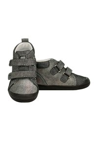 Graue Stoffschuhe mit zwei Klettverschlüssen, runder Spitze und schwarzer Gummisohle. Strukturiertes Obermaterial mit einem subtilen Muster. Verstärkende Nähte als Akzent.