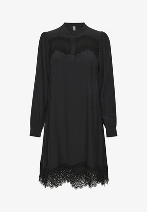 Melnas kleitas ar garām piedurknēm, pogu kārtu un mežģīņu apdari ap kaklu un apakšmalu. Izgatavota no gludas auduma ar brīvu piegriezumu.