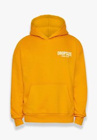 Gul hætte sweatshirt lavet af blødt stof, med en kængurulomme og hvid tekst "DROPSIZE CRIME CLUB" på forsiden.