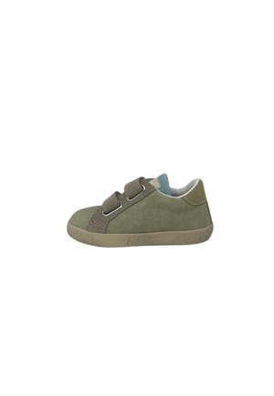 Sneaker verde da bambino con due cinturini regolabili in velcro, suola in gomma e collo imbottito blu.