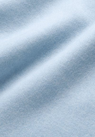 Tessuto in feltro blu chiaro con una superficie morbida e testurizzata, che mostra leggere ondulazioni e una finitura liscia. Ideale per vari lavori creativi.