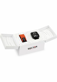 Smartwatch Sector in una scatola bianca, con un display nero e testo bianco, accompagnato da un cinturino arancione. La scatola mostra un logo.