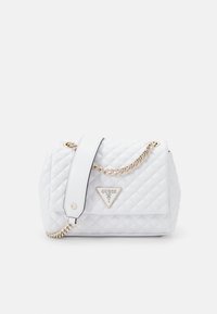 Borsa bianca trapuntata con catena e tracolla dorate, con un logo Guess triangolare. Texture liscia, forma strutturata e accenti metallici.