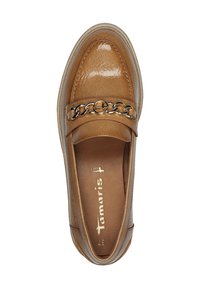 Hnědé kožené slip-on boty s lesklým povrchem, zdobené zlatým řetízkem, plochou gumovou podrážkou a jemnými švy.