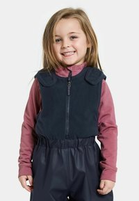 Dunkelblaue Fleece-Weste mit Schulterklappen, kombiniert mit einem langärmeligen pinken Oberteil. Verfügt über einen Frontreißverschluss und einen elastischen Bund an der Hose.